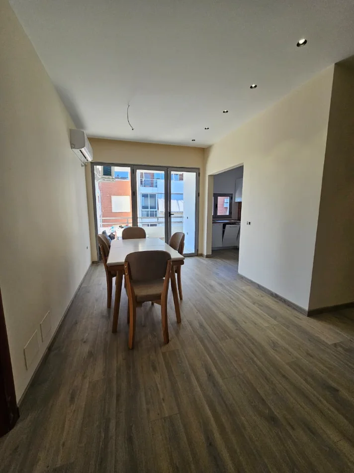 jepet me qera apartament 3+1+Ballkon Kati 3, 150 m² 1.400 € (Bulevardi Zhanë D'Ark)