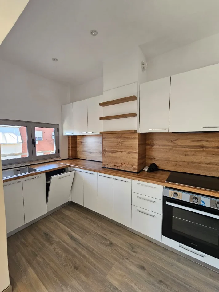 jepet me qera apartament 3+1 Kati 3, 150 m² 1.400 € (bulevardi zhan dark)