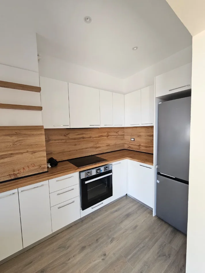 jepet me qera apartament 3+1+Ballkon Kati 3, 150 m² 1.400 € (Bulevardi Zhanë D'Ark)