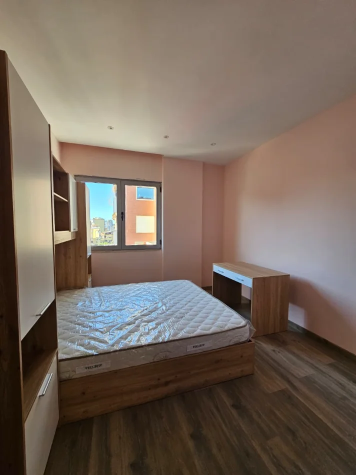 jepet me qera apartament 3+1 Kati 3, 150 m² 1.400 € (bulevardi zhan dark)