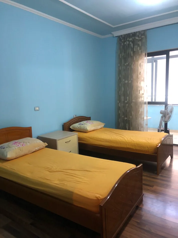 Tirane, jepet me qera apartament 2+1 , 122 m² 603 € (Komuna e Parisit, Prane Kristal Center)