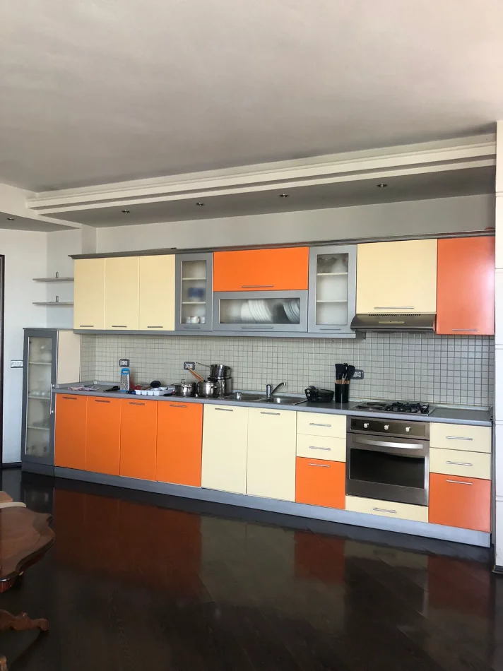 Tirane, jepet me qera apartament 2+1+Ballkon Kati 5, 122 m² 600 € (Prane Kristal Center)