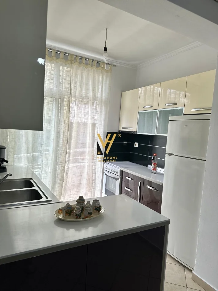 Tirane, jepet me qera apartament 2+1+Ballkon Kati 2, 90 m² 600 € (FRESKU)