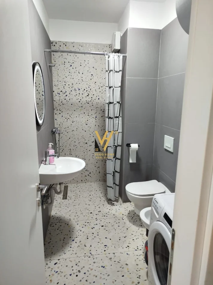 Tirane, jepet me qera apartament 1+1+Ballkon Kati 3, 65 m² 500 € (UNIVERS CITY)