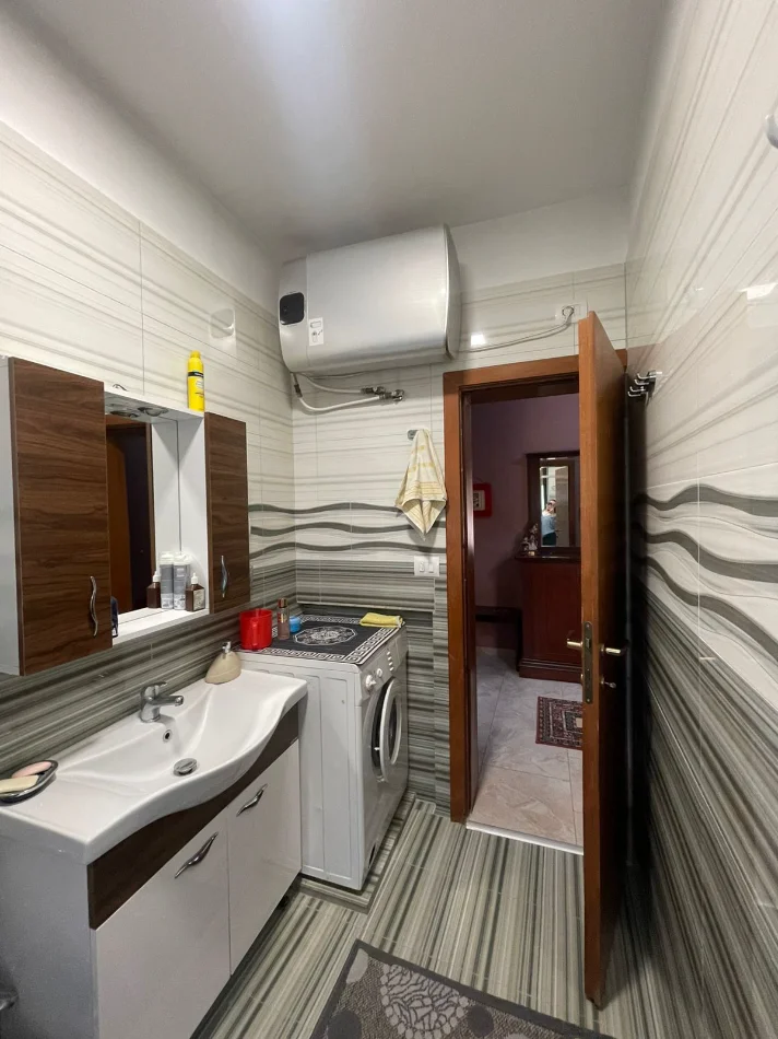 Tirane, jepet me qera apartament 2+1+Ballkon Kati 2, 86 m² 700 € (Stadiumi Dinamo)