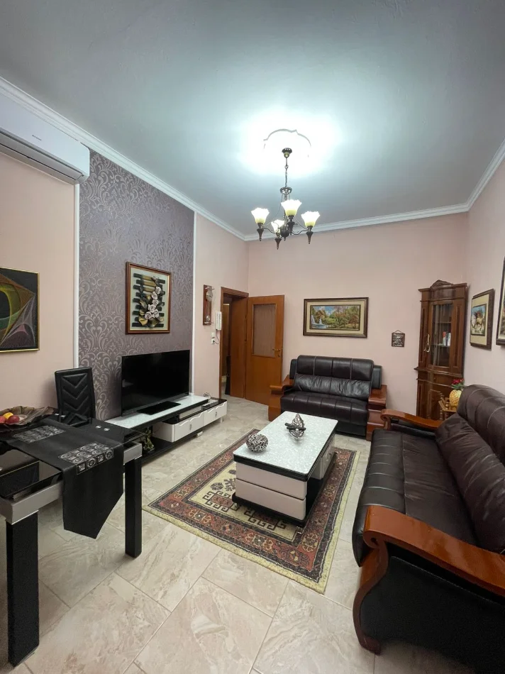 Tirane, jepet me qera apartament 2+1+Ballkon , 100 m² (Stadiumi Dinamo)