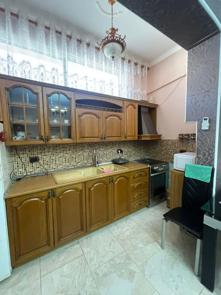 Tirane, jepet me qera apartament 2+1+Ballkon , 100 m² (Stadiumi Dinamo)