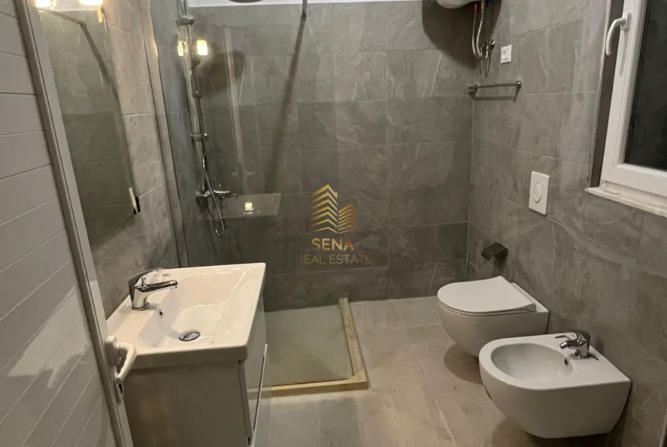 Tirane, jepet me qera apartament 1+1+Ballkon Kati 2, 55 m² 450 € (Shkolla e Bashkuar)