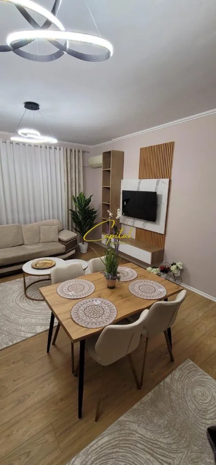 Tirane, jepet me qera apartament 2+1 Kati 4, 100 m² 800 € (KOMUNA E PARISIT)