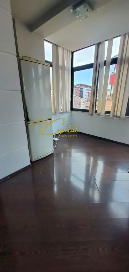 Tirane, jepet me qera apartament 2+1 Kati 5, 112 m² 600 € (KOMUNA E PARISIT)