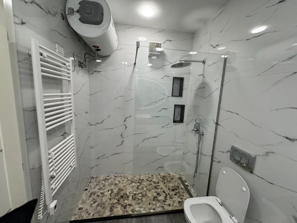Tirane, jepet me qera apartament 3+1 Kati 6, 125 m² 1.200 € (kompleksi deliorgji)