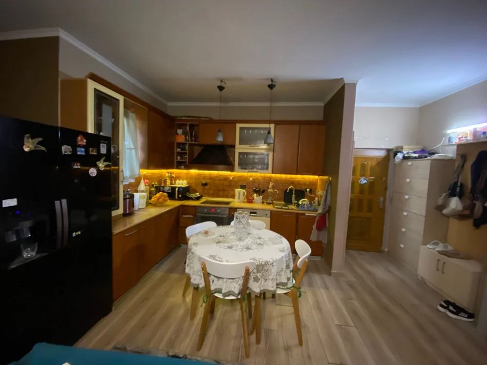 Tirane, jepet me qera apartament 2+1+2 Kati 1, 110 m² 750 € (kodra e diellit)
