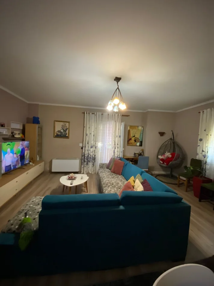 Tirane, jepet me qera apartament 2+1+2 Kati 1, 110 m² 750 € (kodra e diellit)