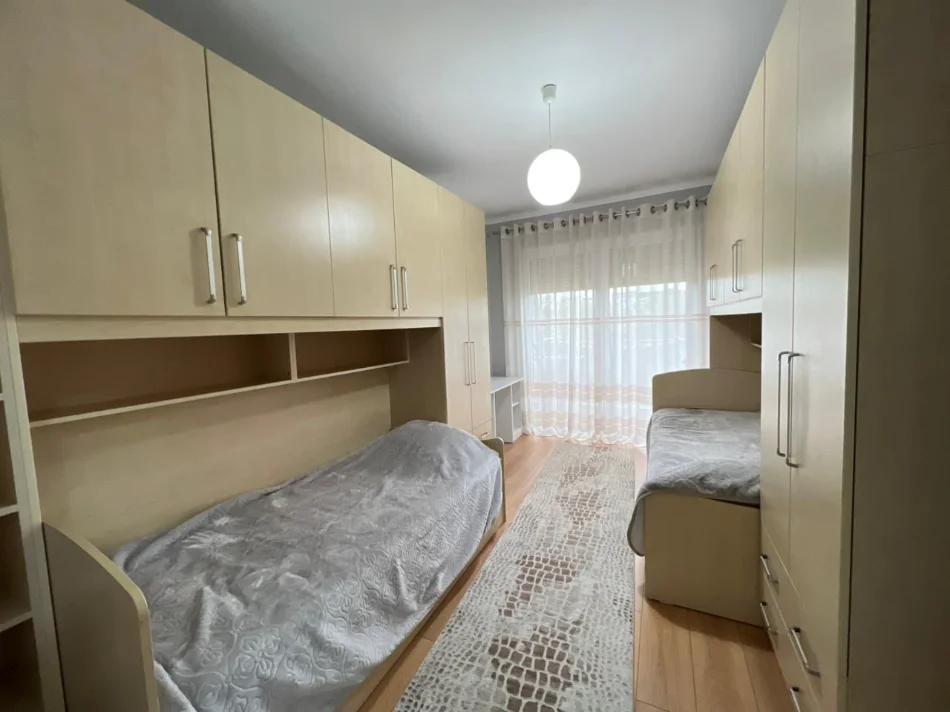 Tirane, jepet me qera apartament 2+1+Aneks+Ballkon Kati 3, 99 m² 
