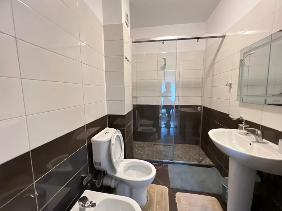 Tirane, jepet me qera apartament 2+1+Aneks+Ballkon Kati 3, 99 m² 