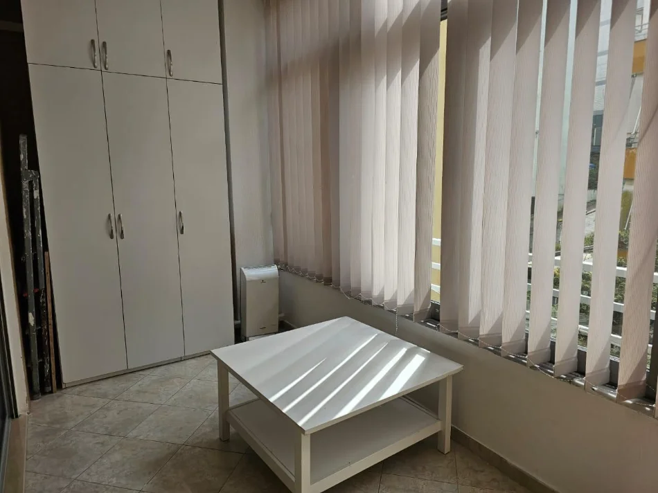 Tirane, jepet me qera apartament 2+1+Ballkon Kati 3, 120 m² 800 € (Liqeni i Thatë)