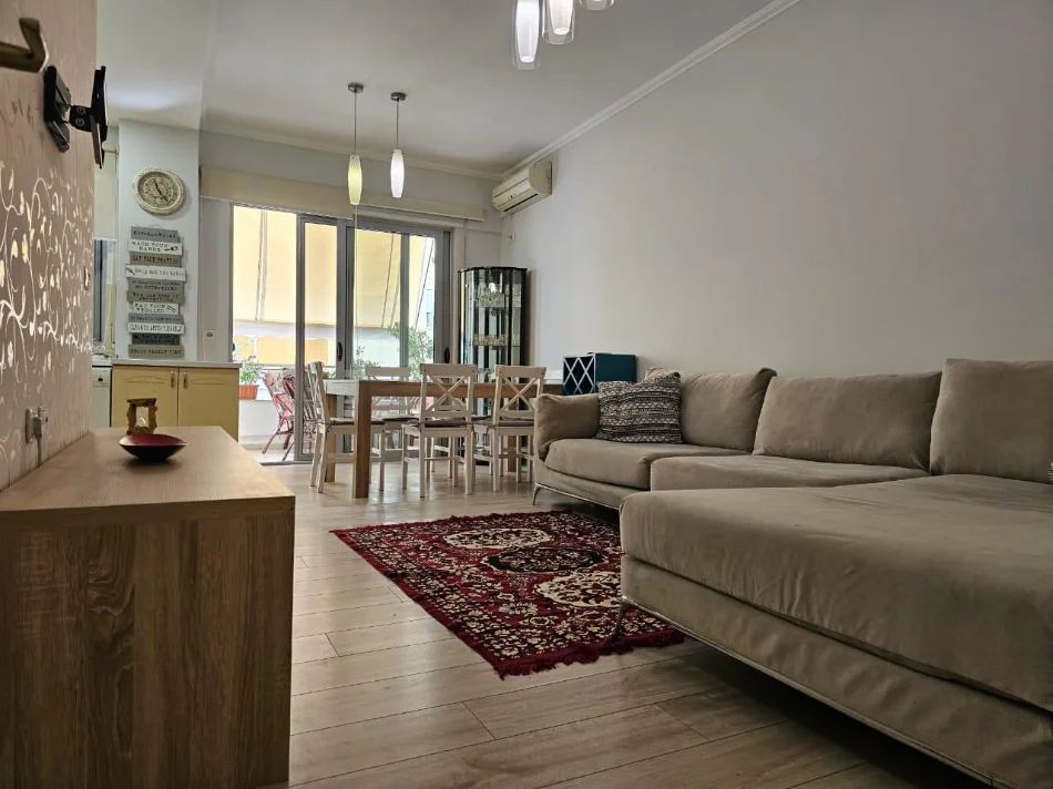 Tirane, jepet me qera apartament 2+1+Ballkon Kati 3, 120 m² 800 € (Liqeni i Thatë)