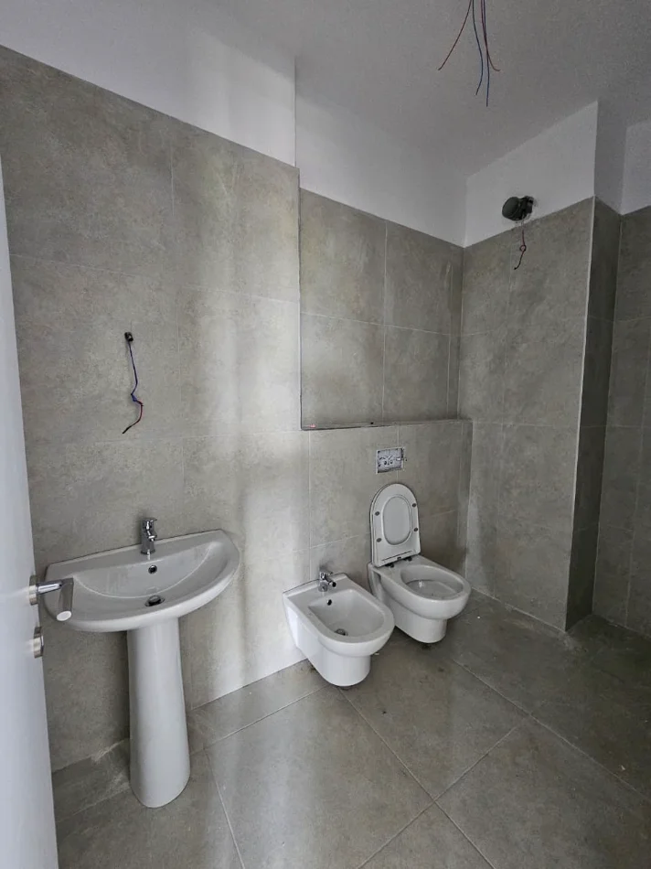 Tirane, jepet me qera apartament 2+1+Ballkon Kati 3, 140 m² 1.200 € (Liqeni I Thate)