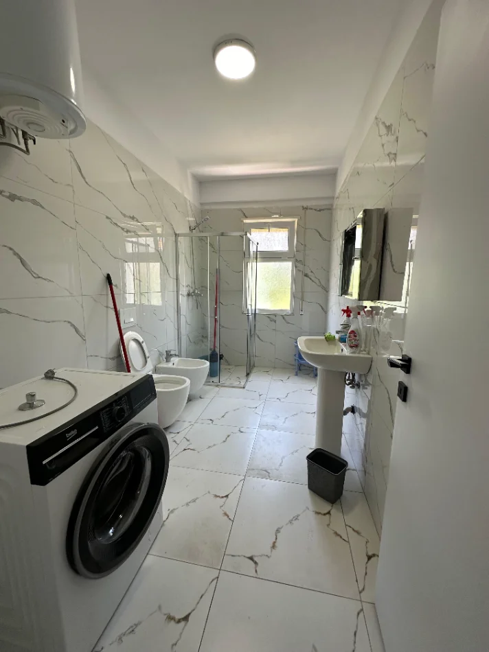 Tirane, jepet me qera apartament 2+1+Ballkon , 120 m² 400 € (Koder Kamez prane "Fafa")