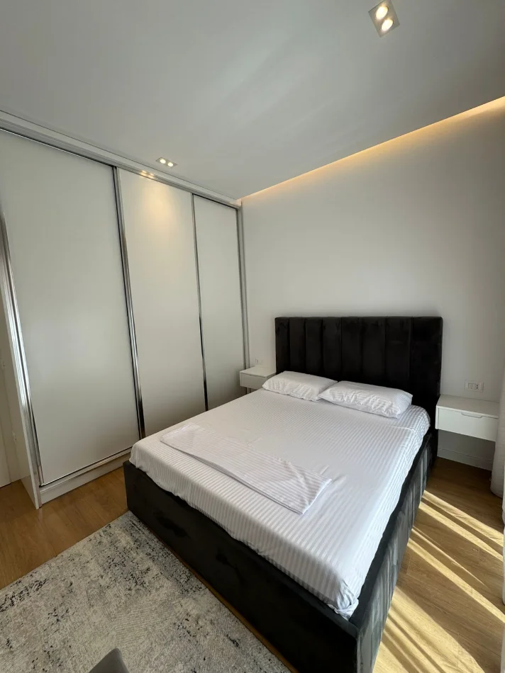 Tirane, jepet me qera apartament 1+1+Ballkon Kati 4, 90 m² 1.000 € (Kompleksi Delijorgji)