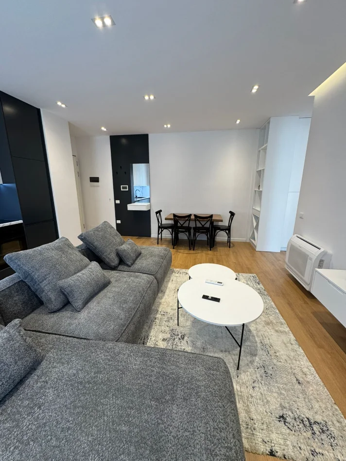 Tirane, jepet me qera apartament 1+1+Ballkon Kati 4, 90 m² 1.000 € (Kompleksi Delijorgji)