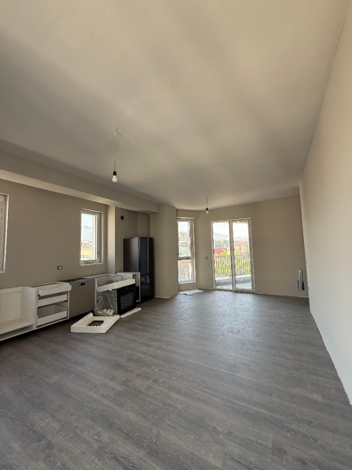 Tirane, shitet apartament 3+1+Ballkon Kati 4, 135 m² 418.000 € (Komuna e Parisit)