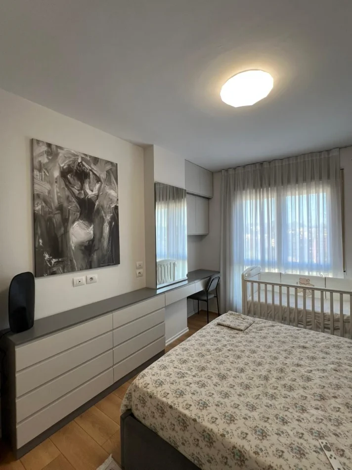 Tirane, jepet me qera 2+1 Kati 9, 93 m² 850 € (Rruga 5 Maj,Tirane)