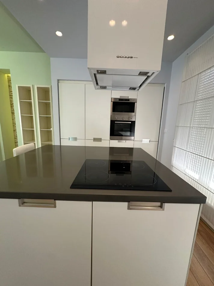 Tirane, jepet me qera Vile 3 Katshe , 300 m² 2.700 € (White House) TEG