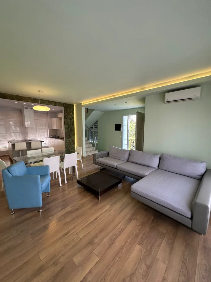 Tirane, jepet me qera Vile 4+1+Ballkon , 2.700 € (WHITE HOUSE, TEG)