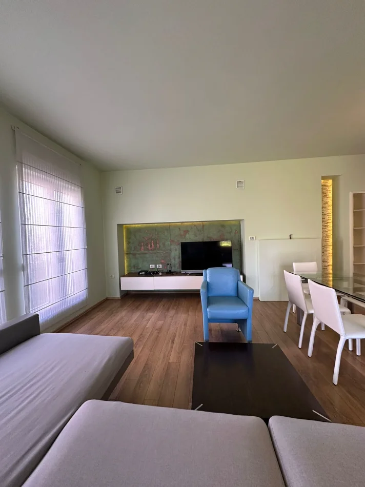 Tirane, jepet me qera Vile 4+1+Ballkon , 2.700 € (WHITE HOUSE, TEG)