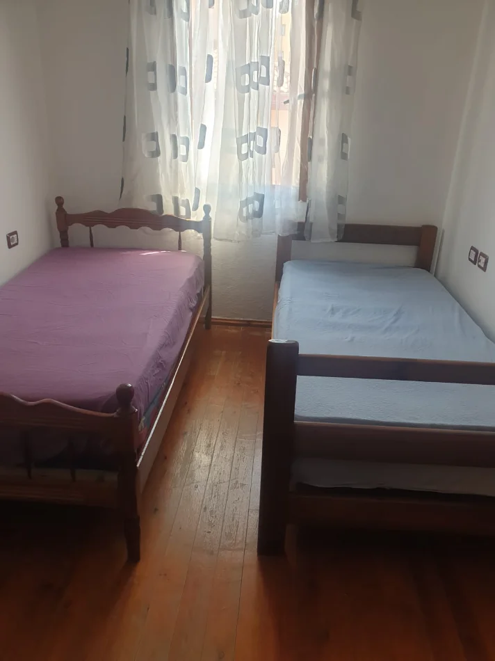 Tirane, jepet me qera Vile 2+1+Ballkon Kati 3,