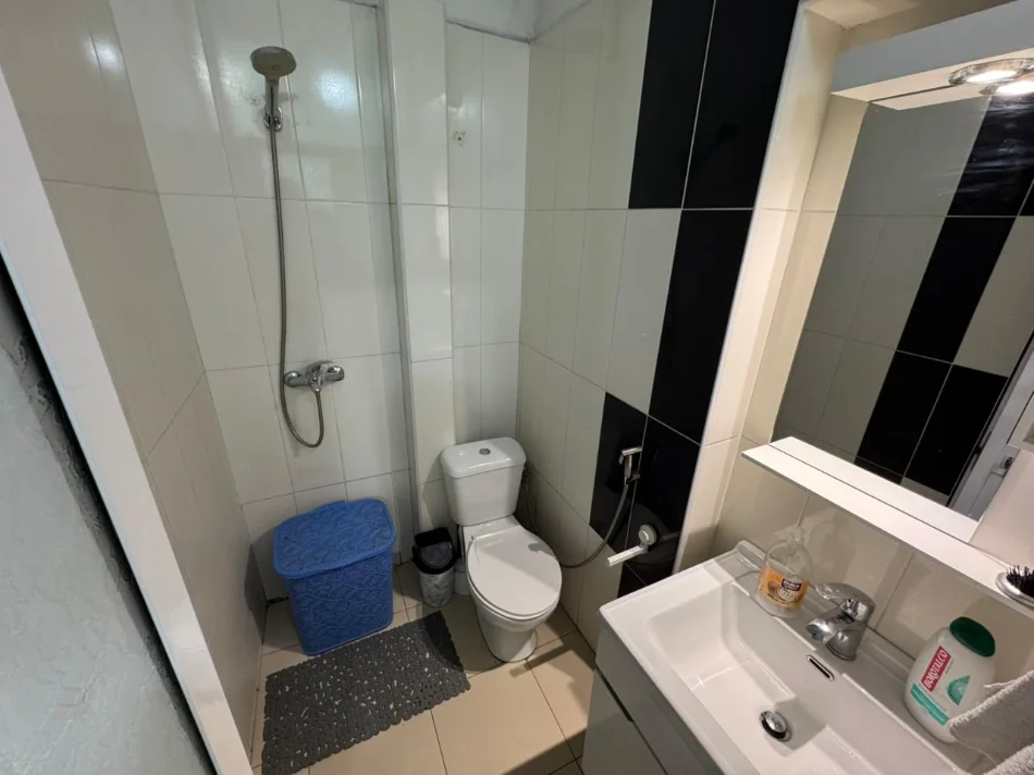 Tirane, jepet me qera apartament 1+1 Kati 5, (pallatet agimi)