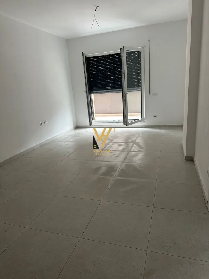 Tirane, jepet me qera apartament 2+1+Ballkon Kati 1, 105 m² 620 € (BULEVARDI I RI)