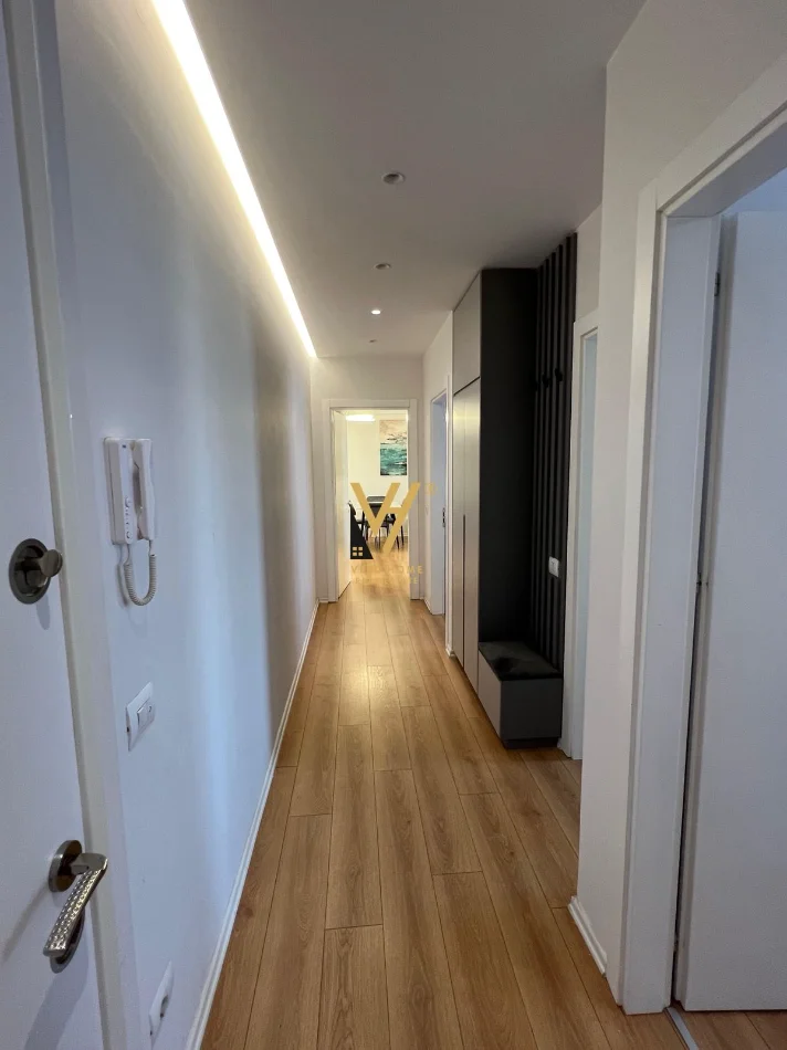 Tirane, jepet me qera apartament 2+1+Ballkon Kati 9, 95 m² 850 € (5 MAJI)