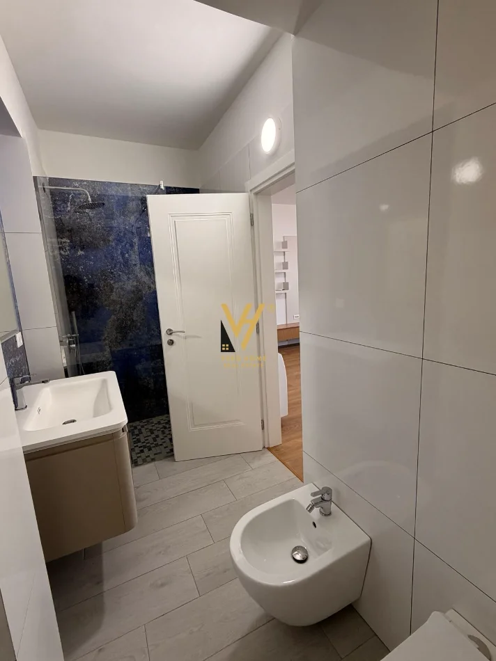 Vlore, jepet me qera apartament 2+1+Ballkon Kati 3, 131 m² 1.500 € (UJI I FTOHTE)