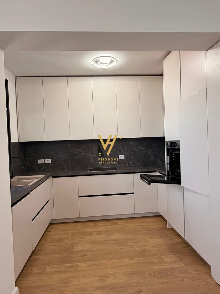Vlore, jepet me qera apartament 2+1+Ballkon Kati 3, 131 m² 1.500 € (UJI I FTOHTE)
