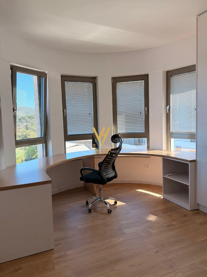 Vlore, jepet me qera apartament 2+1+Ballkon Kati 3, 131 m² 1.500 € (UJI I FTOHTE)