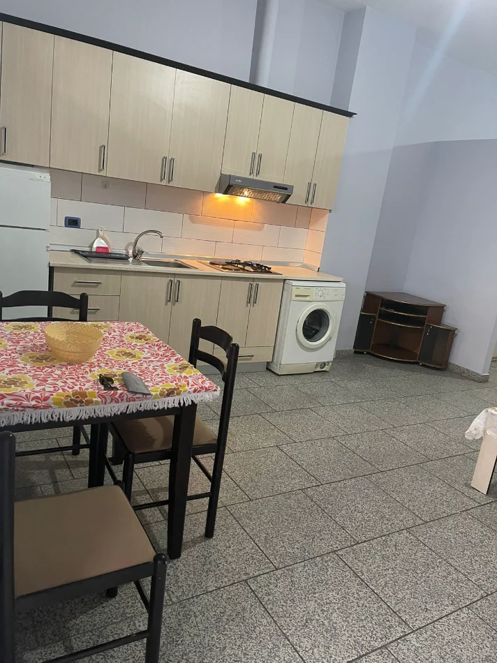 Tirane, jepet me qera apartament 1+1 Kati 1, 250 € (institut)
