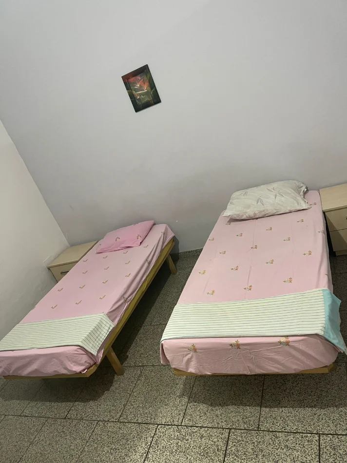 Tirane, jepet me qera apartament 1+1 Kati 1, 250 € (institut)
