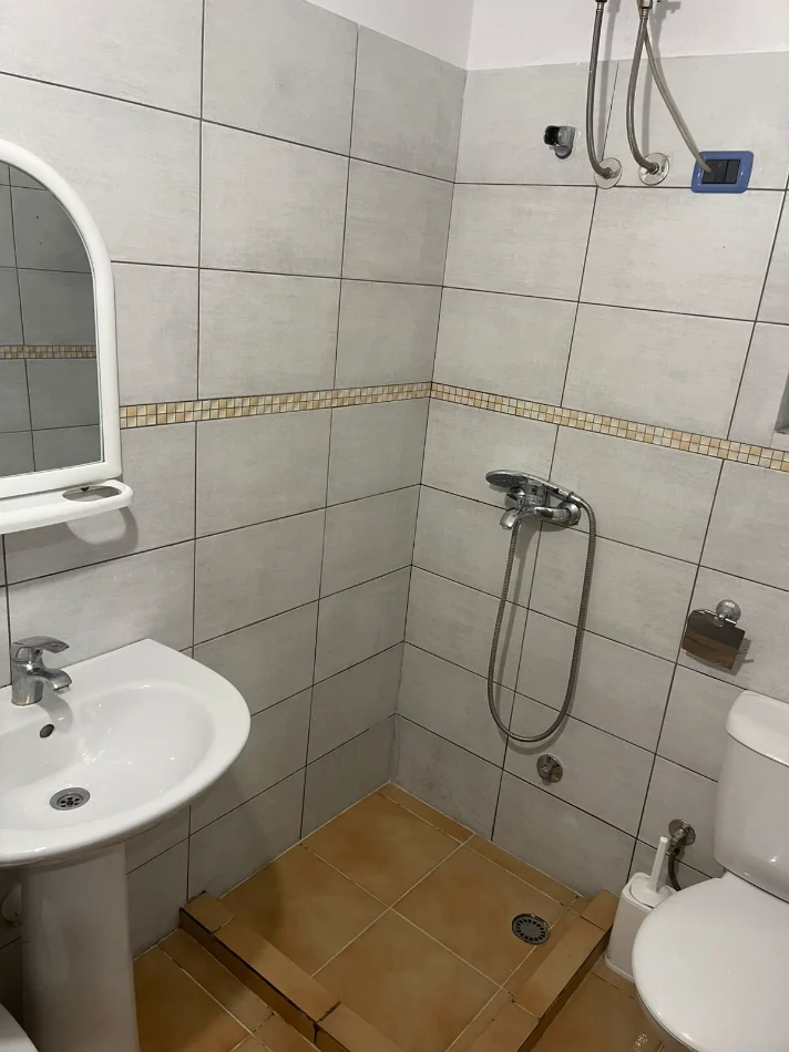 Tirane, jepet me qera apartament 1+1 Kati 1, 250 € (institut)