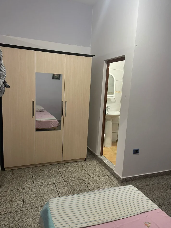 Tirane, jepet me qera apartament 1+1 Kati 1, 250 € (institut)