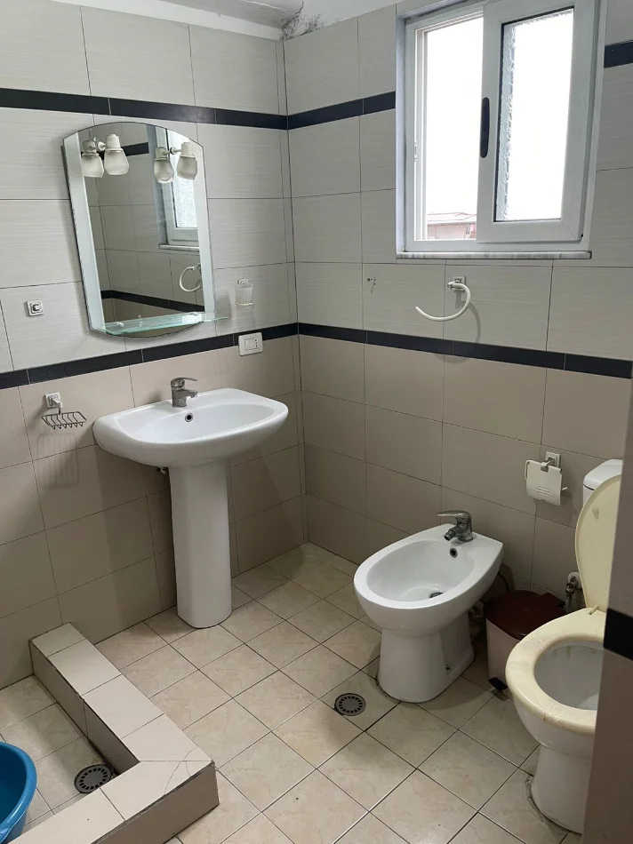 Tirane, jepet me qera garsonier 1+1 Kati 3, 220 € (institut)
