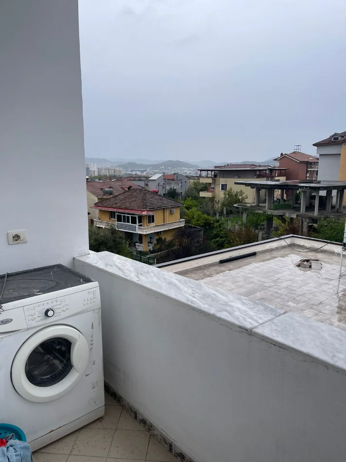 Tirane, jepet me qera garsonier 1+1 Kati 3, 220 € (institut)