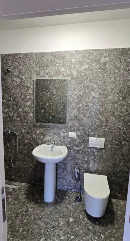 Tirane, jepet me qera apartament 2+1 Kati 4, 650 €