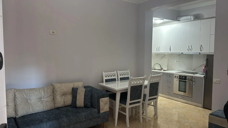 Tirane, jepet me qera apartament 1+1 , 65 m² 400 € (Prane Europianit)