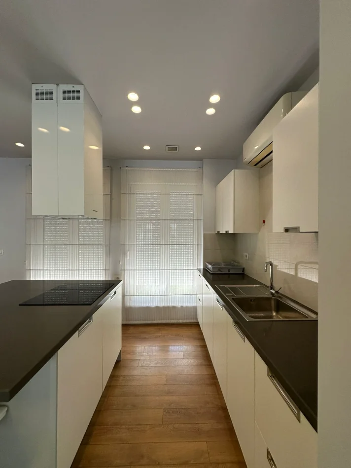 Tirane, jepet me qera apartament 3 Katshe Kati 0, 350 m² 2.700 € (TEG)