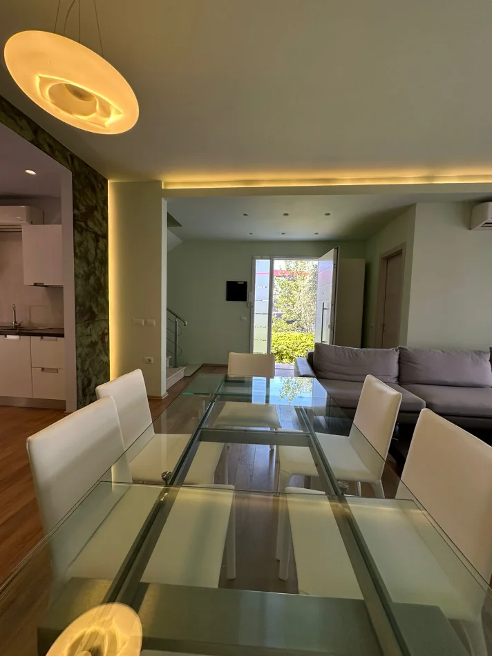 Tirane, jepet me qera apartament 3 Katshe Kati 0, 350 m² 2.700 € (TEG)