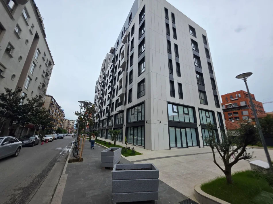 Tirane, jepet me qera zyre Kati 4, 70 m² 500 € (21 DHJETORI)