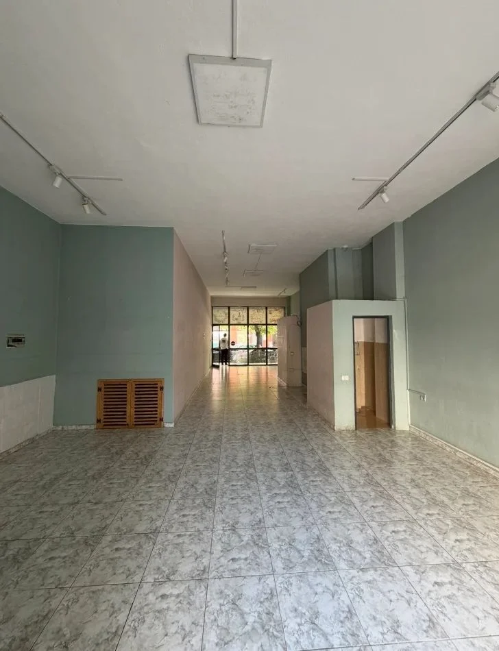 Tirane, jepet me qera ambjent biznesi Kati 0, 82 m² 800 € (MEDRESE)