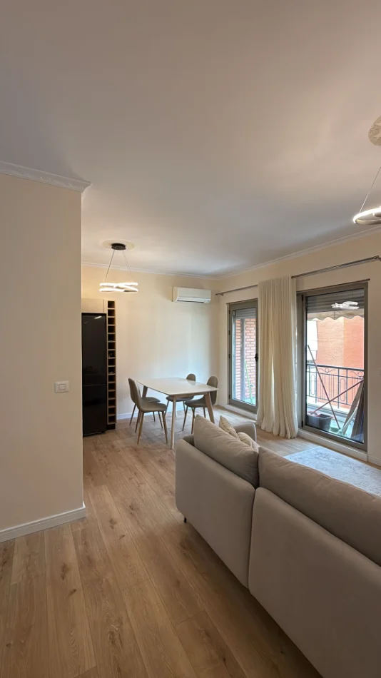 Tirane, jepet me qera 1+1+Ballkon Kati 5, 90 m² 1.000 € 